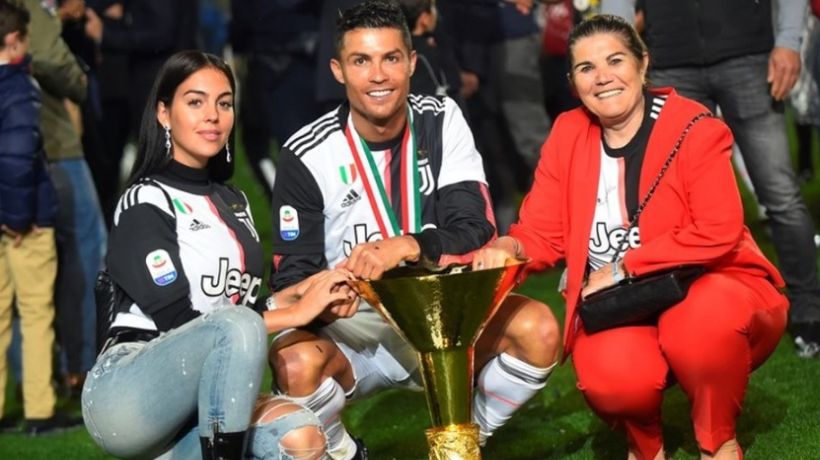 [VIDEO] Cristiano Ronaldo golpea a su hijo con trofeo la Liga italiana