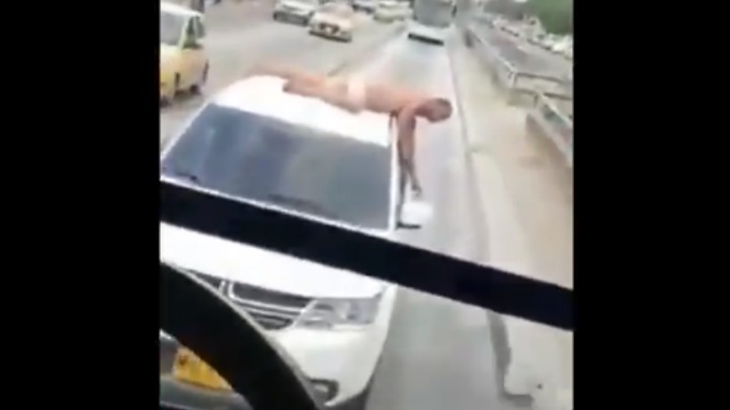 [VIDEO] Mujer descubrió infidelidad y paseó a su pareja sobre el techo de su auto por toda la ciudad