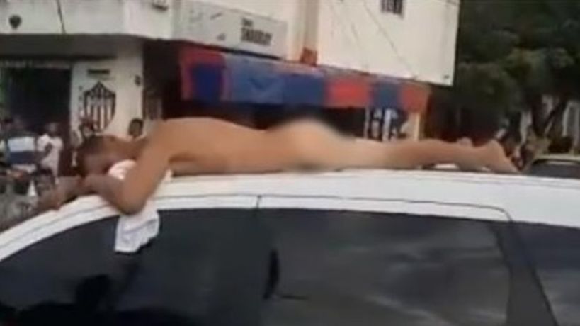 [VIDEO] Mujer descubrió que su marido era infiel y lo paseó desnudo en el techo del auto