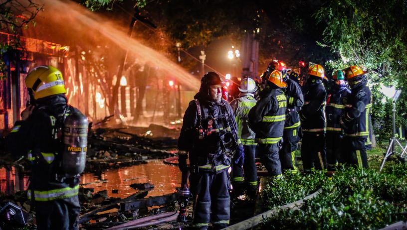 Bomberos trabaja en incendio que afecta a bodega en Santiago Centro