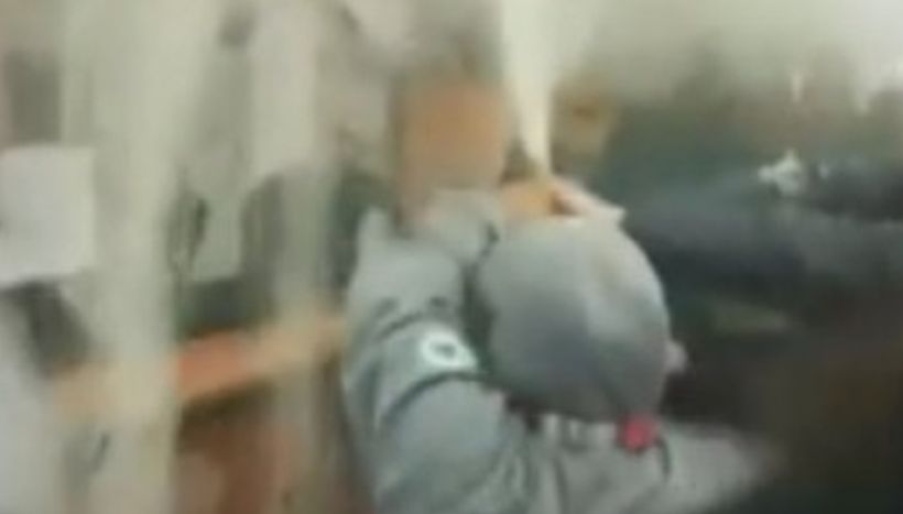 [VIDEO] Sujeto vació  extintor para protestar en oficina del Compin