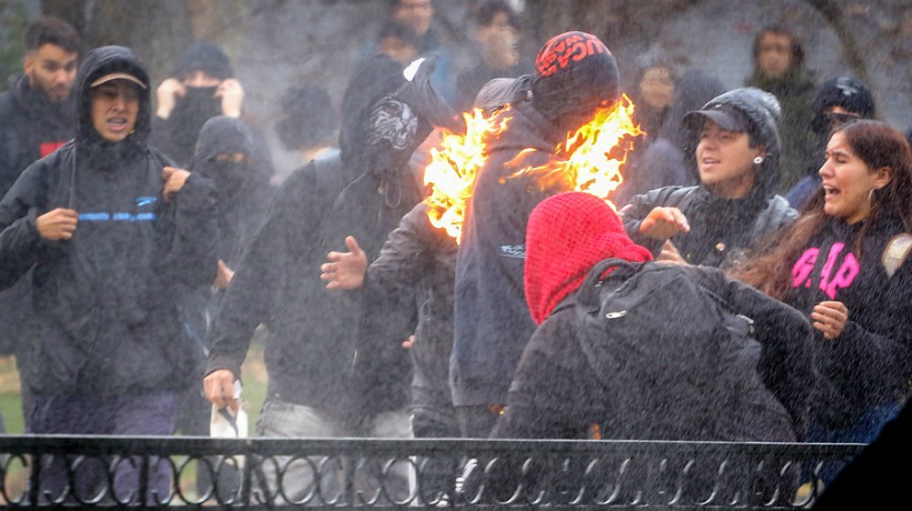 Manifestantes se incendiaron al lanzar molotov en marcha de profesores