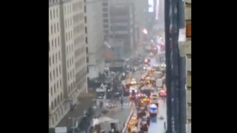 [VIDEO] Helicóptero se estrelló contra edificio cercano al Times Square de Nueva York