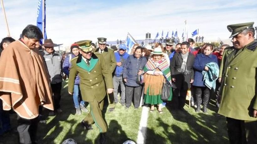 Presidente Evo Morales le pide a policías bolivianos que bajen de peso