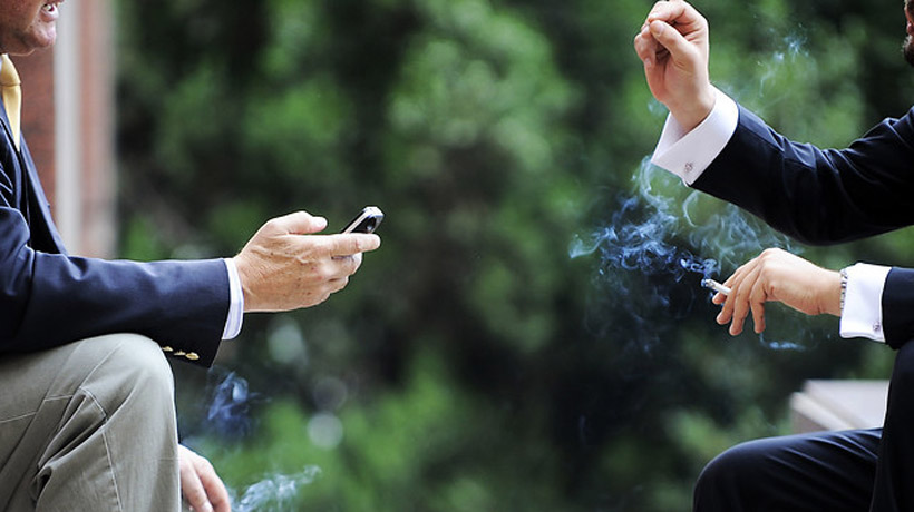 Corte de Santiago anuló prohibición de fumar en plazas y espacios públicos de Las Condes