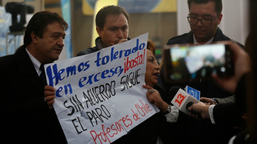 Profesores interrumpieron actividad de Sebastián Piñera con manifestación