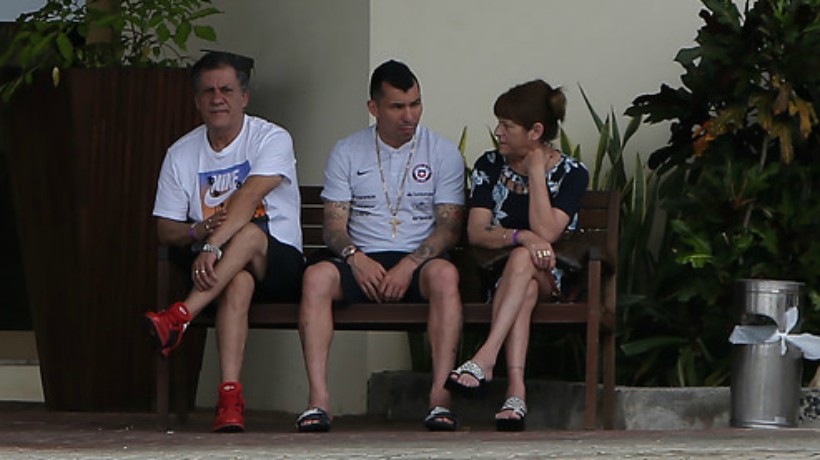 La medida que tomó Gary Medel para cuidar a sus padres en Brasil mientras juega la Copa América