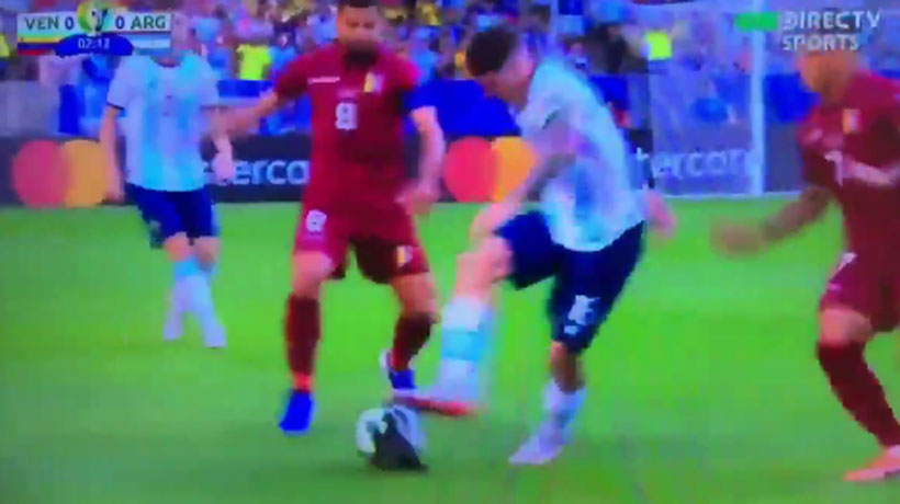 [VIDEO] Volante argentino aplastó a una paloma con la pelota en el partido con Venezuela