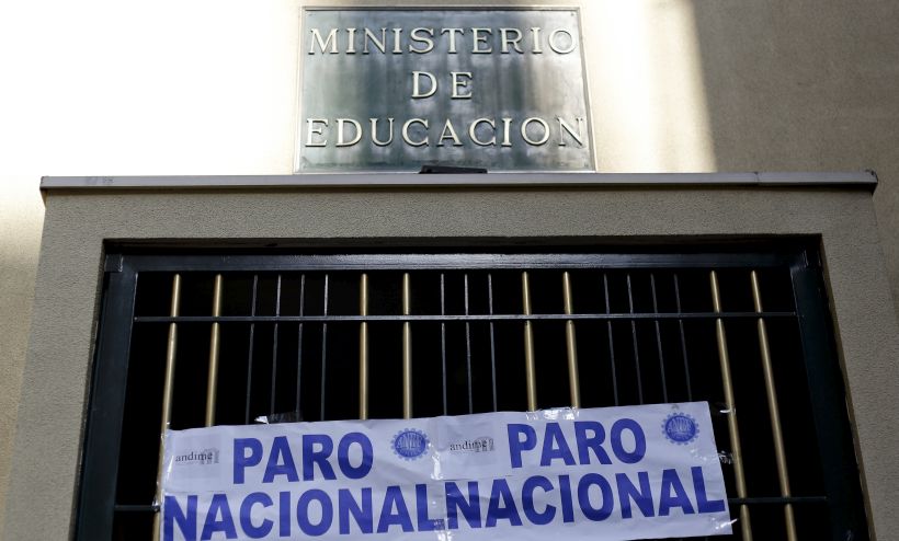 Funcionarios del Mineduc realizarán paro en solidaridad con profesores