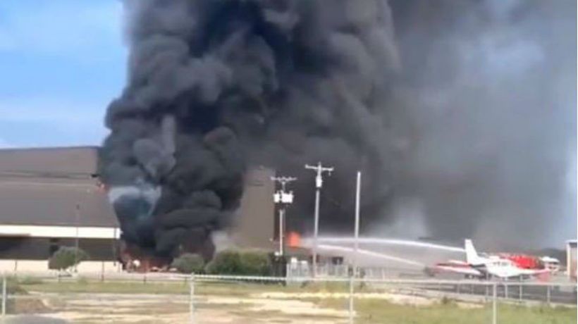 Avión se estrella contra un hangar en Texas dejando al menos 10 muertos
