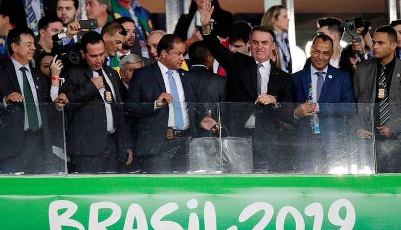 Errores del VAR en partido de Brasil contra Argentina serían culpa de Bolsonaro