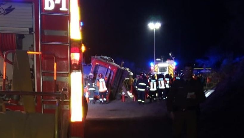 Grave accidente tras volcamiento de bus en Colina deja 14 lesionados
