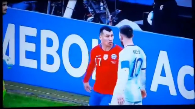 [VIDEO] Así fue el encontrón entre Lionel Messi y Gary Medel que terminó con ambos fuera de la cancha