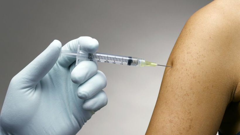 Acusan que enfermera habría usado una sola aguja para vacunar a varios niños en Puente Alto