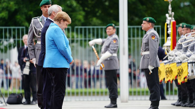 Angela Merkel volvió a sufrir temblores en un acto oficial