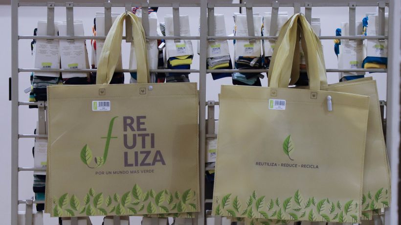 Proponen modificar ley que prohíbe bolsas plásticas para que comercio entregue bolsas reciclables gratuitas