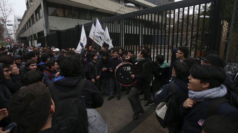 Expulsan a alumno del Instituto Nacional por supuesta posesión de bombas molotov