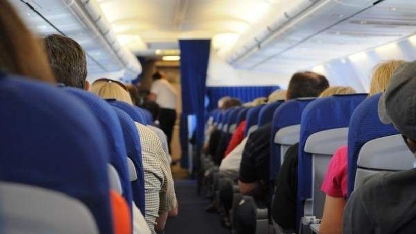Durante un vuelo le pidió a mujer que dejara de hablar español pero otros pasajeros reaccionaron sorpresivamente