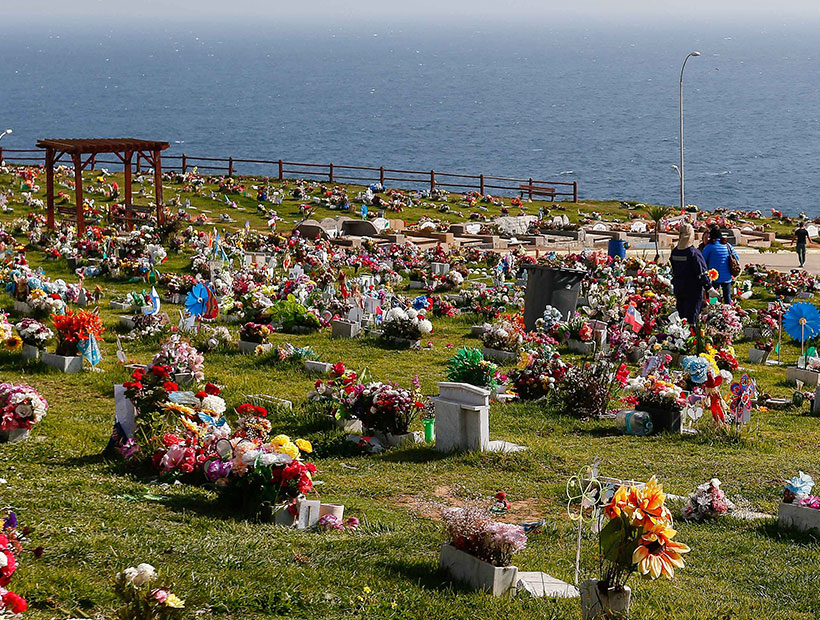 Deudos del cementerio N°3 de Playa Ancha aclaran dudas con la