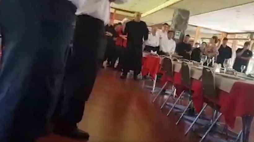 [VIDEO] Violento maltrato de jefe a trabajadores de restaurante Piccola Italia