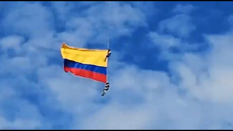 [VIDEO] Tragedia en Colombia: dos oficiales del Ejército mueren tras caer al vacío durante demostración aérea