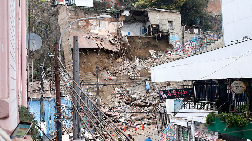 Gobierno inyectará recursos para demoler casas en Valparaíso que representen un riesgo