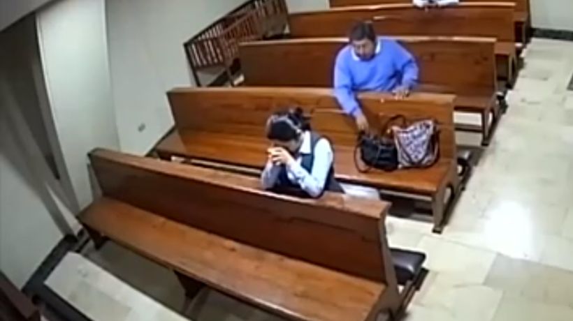[VIDEO] Hombre roba celular dentro de iglesia y antes de salir se persigna