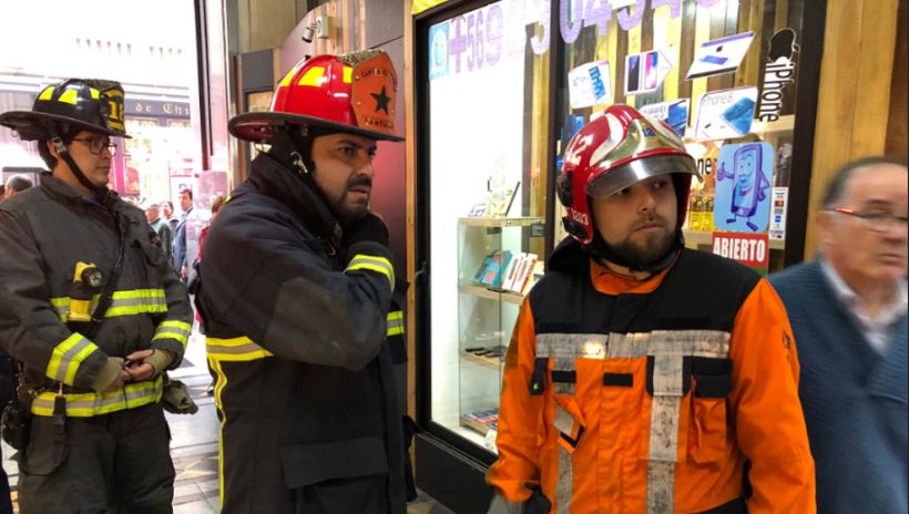 Desplome de dos ascensores deja al menos cuatro personas lesionadas en Santiago Centro