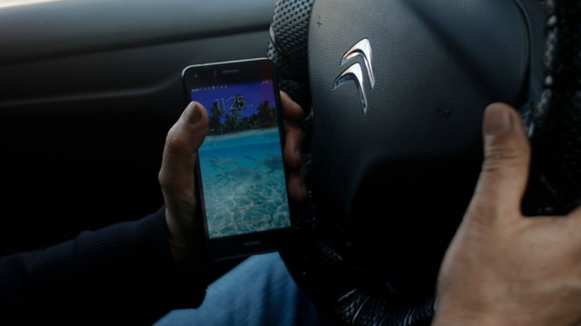 Proyecto de ley que endurece multas por conducir usando el celular fue aprobado por Comisión de Transporte