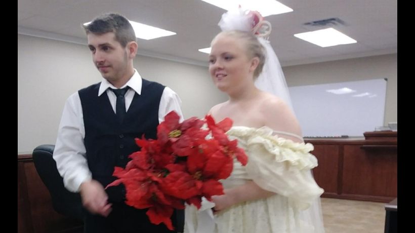 Jóvenes recién casados fallecieron cinco minutos después de su matrimonio