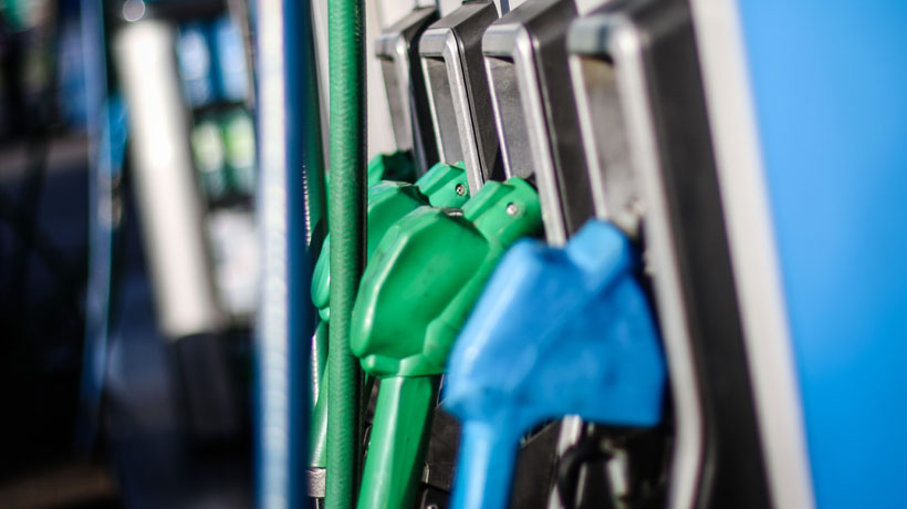 Precios de las bencinas bajarán cerca de $ 6 por litro a partir de este jueves