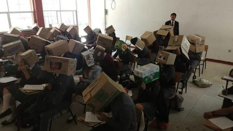 [VIRAL] Profesor puso cajas de cartón en las cabezas de sus estudiantes para que no se copiaran durante una prueba