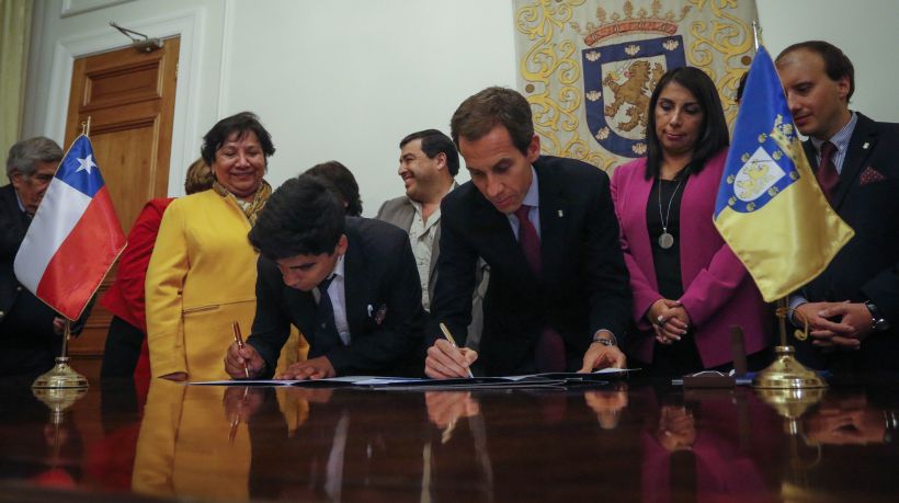Alcalde Alessandri firmó acuerdo con alumnos del Instituto Nacional