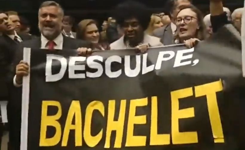 [VIDEO] Diputados brasileños realizan manifestación para ofrecer disculpas a Michelle Bachelet