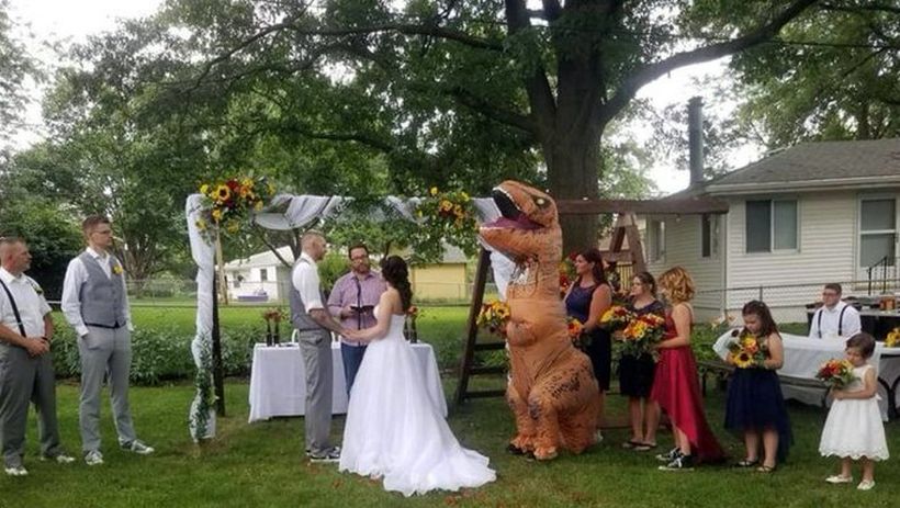 [VIRAL] Le dijeron que podía vestir cualquier cosa: fue de Tiranosaurio Rex al matrimonio de su hermana