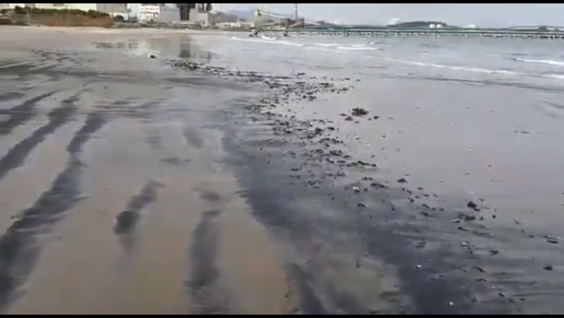 [VIDEO] Denuncian por cuarto día consecutivo varamiento de carbón en la playa Ventanas