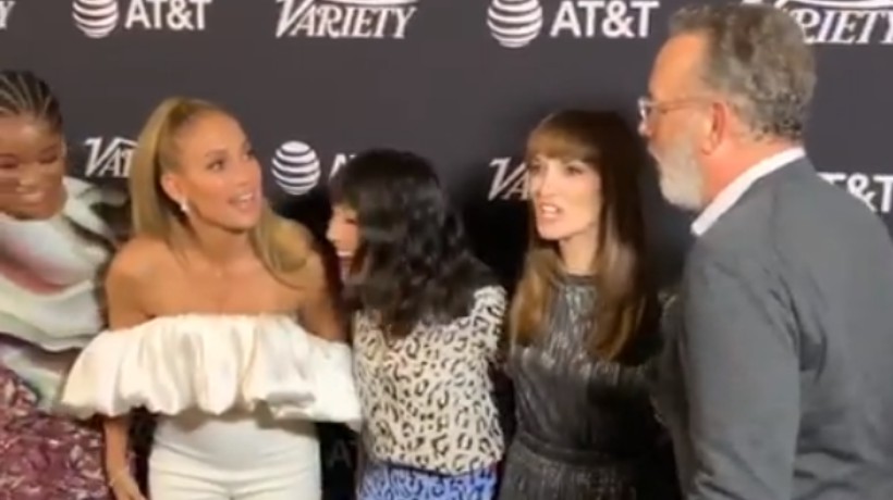 [VIDEO] Tom Hanks generó revuelo tras limpiarse la mejilla después de saludar a Jennifer López