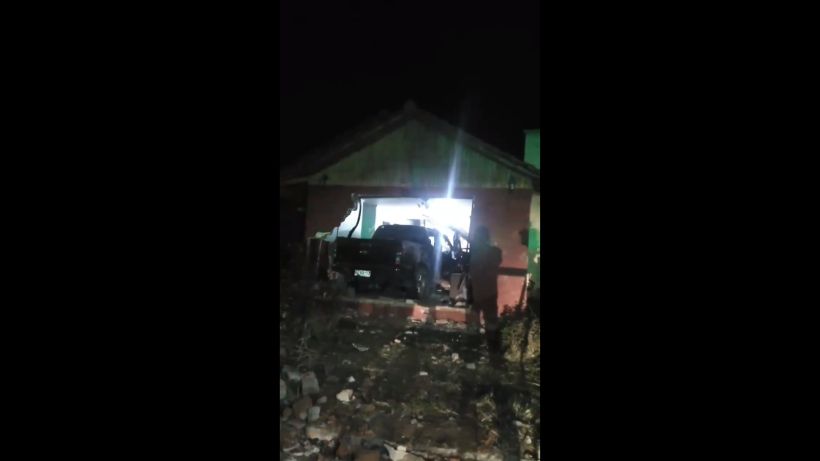 [VIDEO] Intentaron asaltar a chofer de aplicación y terminaron estrellándose en una casa en Macul