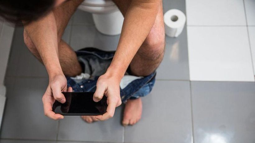 Todo en exceso es malo: advierten de generación de hemorroides por uso del celular en el baño