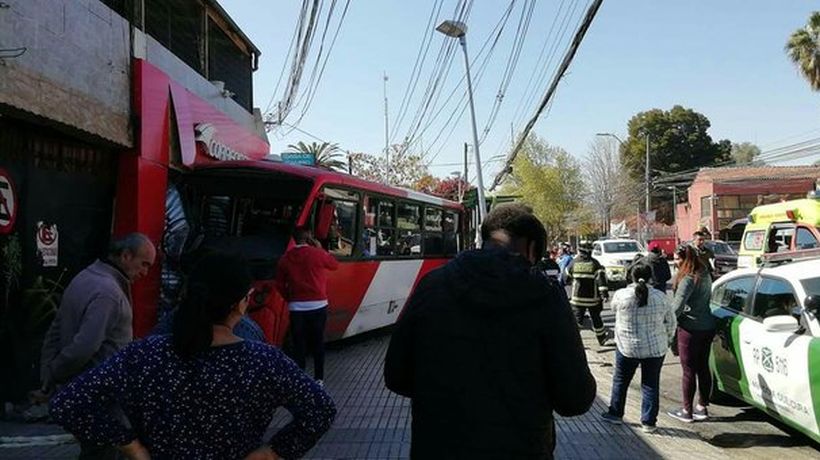 Bus RED chocó contra sucursal de Correos en Quilicura