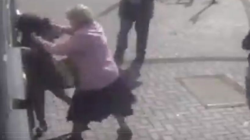 [VIDEO] Anciana repele con sus propias manos asalto en un cajero automático