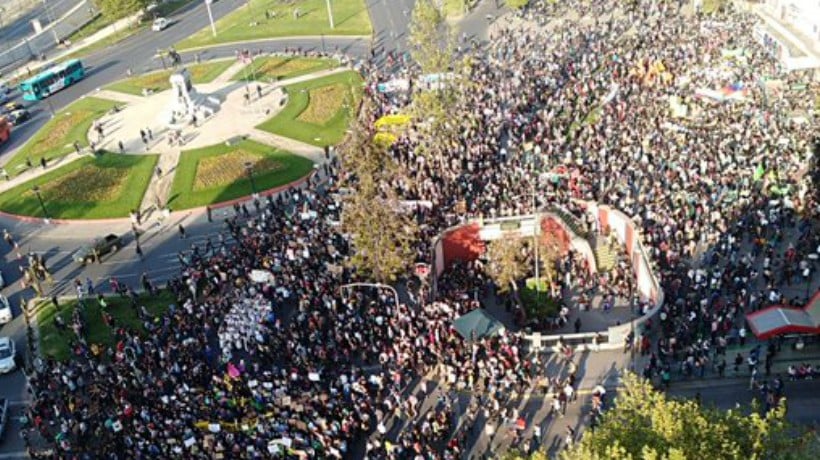 Miles de personas se suman a marcha por el cambio climático y el medio ambiente en Santiago