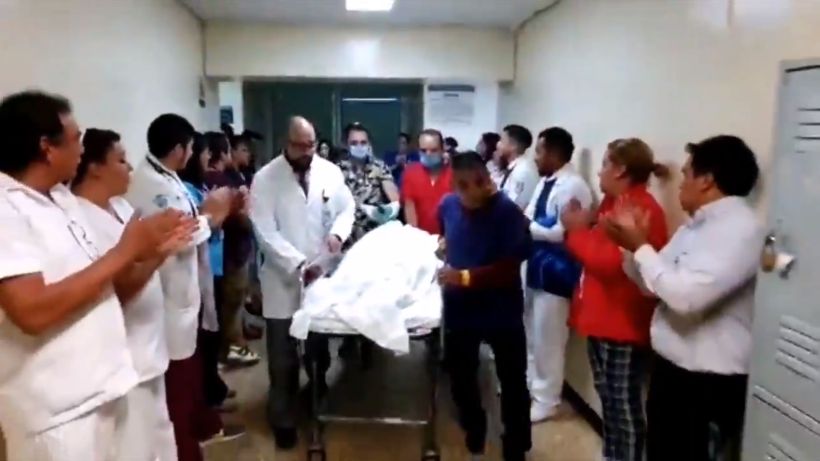 [VIDEO] Entre aplausos y como héroe despiden del hospital a menor fallecido que donó sus organos