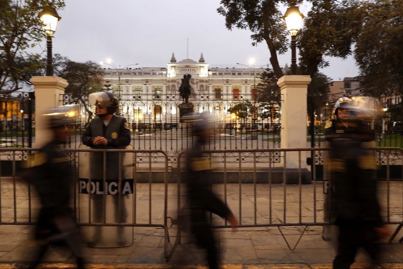 Perú: FF.AA. y policía respaldaron a Vizcarra tras disolución del Congreso