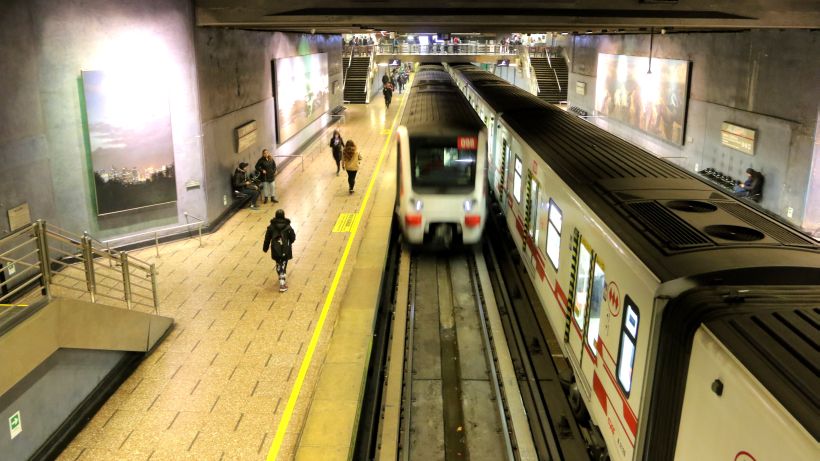 Autoridades destacan extensión del horario Bajo del Metro ante alza de pasajes