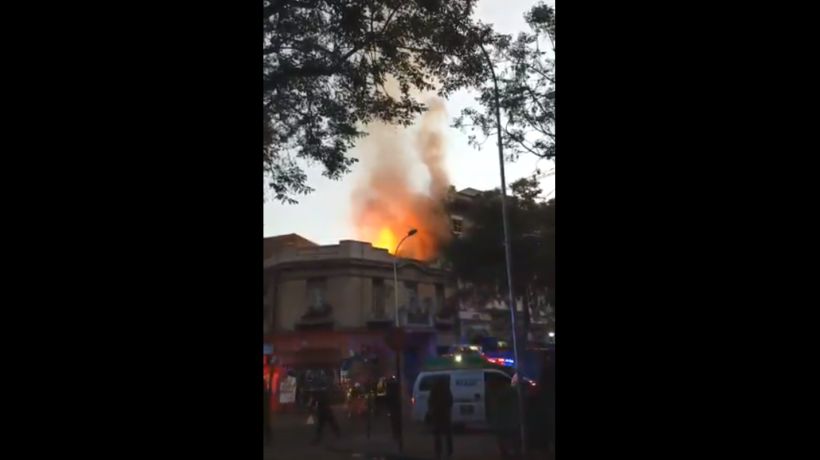 [VIDEO] Reportan incendio en el centro de Santiago