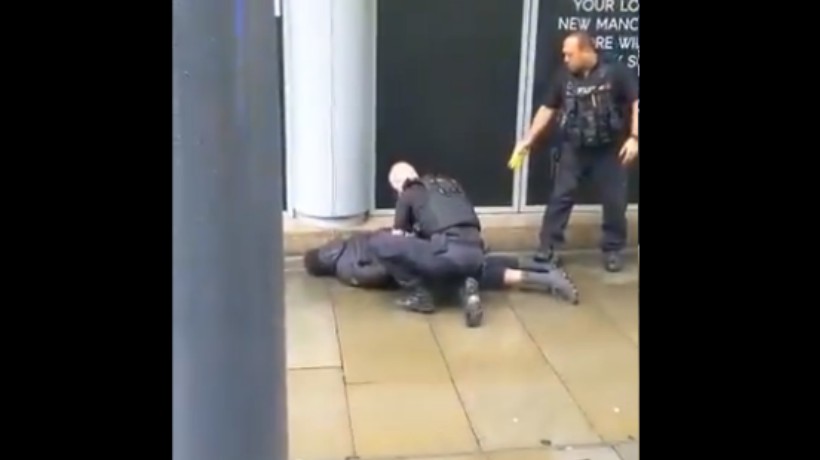 [VIDEO] Cuatro personas resultaron apuñaladas cerca de un centro comercial en Mánchester