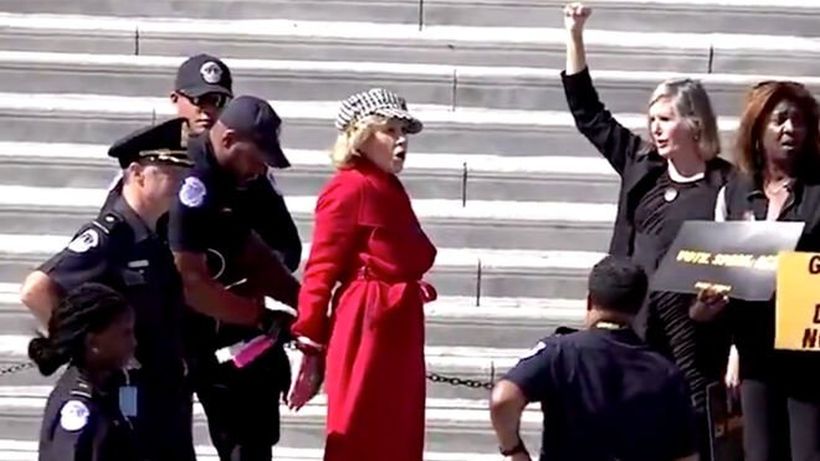 [VIDEO] Detienen a Jane Fonda por protestar contra el Cambio Climático en Estados Unidos