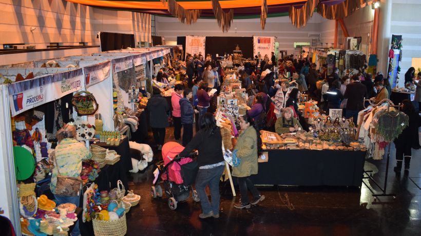 Llega a Santiago la Feria Chiloé Mujer con lo mejor de la artesanía y gastronomía de la isla