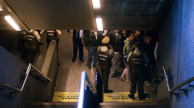 Nuevas manifestaciones afectan a diversas estaciones de Metro en Santiago